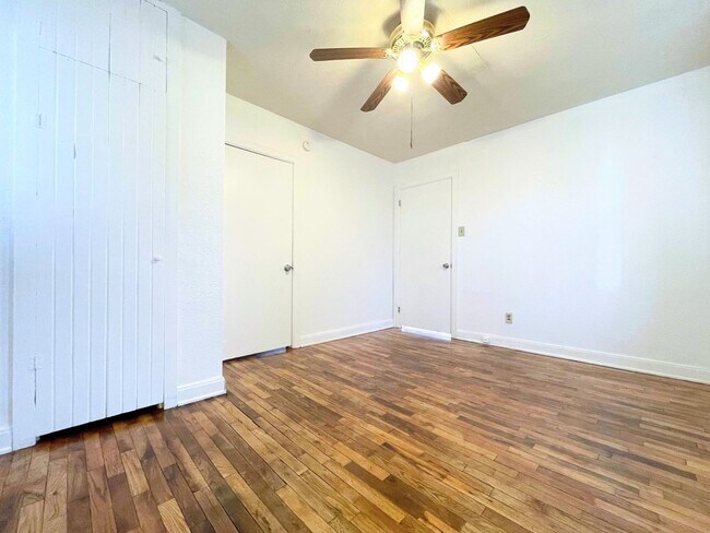 Foto del edificio - 1 bedroom house with fenced in yard