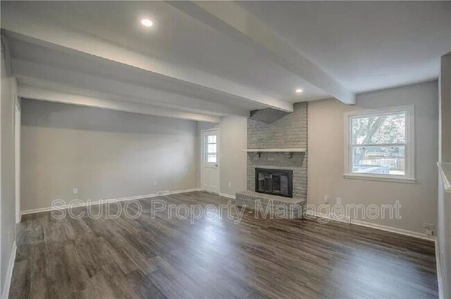 Building Photo - 1102 SW Lakeview Blvd