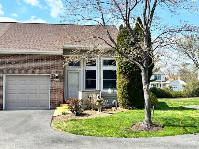 Building Photo - 8013 Bridgepointe Dr