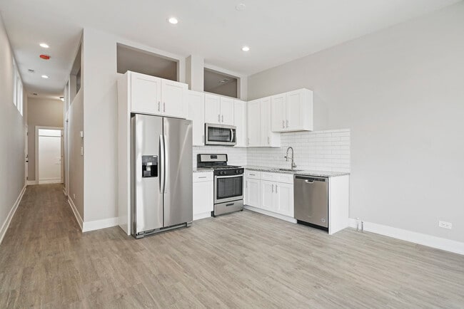 Building Photo - 3856 W Diversey Ave