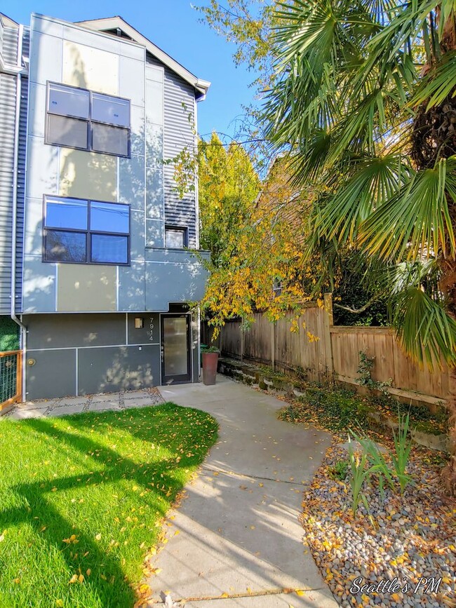 Building Photo - Stunning 3 Bedroom Townhouse in Greenlake!