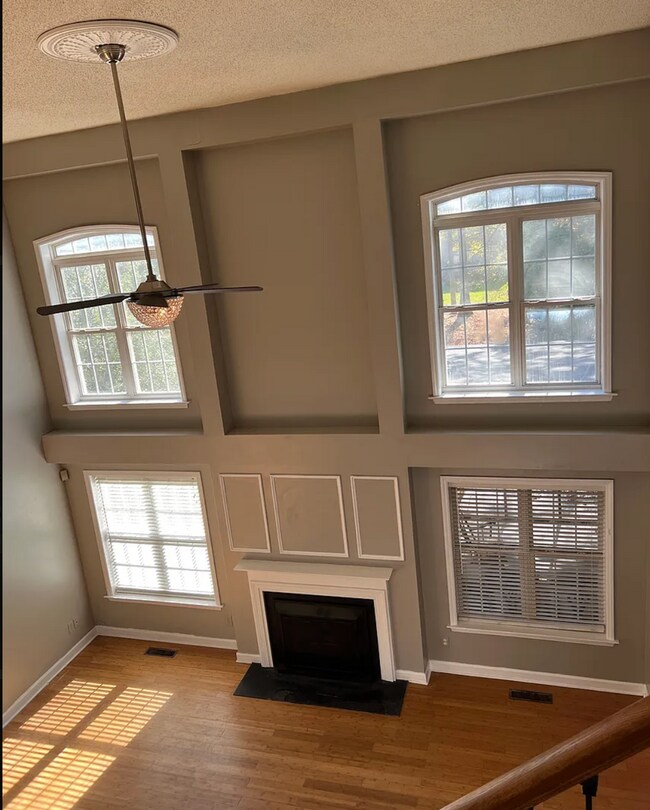 Foto del edificio - Spacious beautiful 5 bedroom 2.5 bath home...