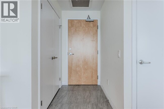 Building Photo - 60 Charles St W