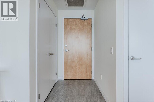 Photo du bâtiment - 60 Charles St W