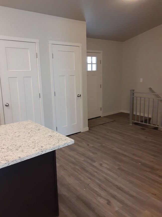 Building Photo - Modern Living in a 3-Bed, 2-Bath Townhome with Attached 2 Car Garage