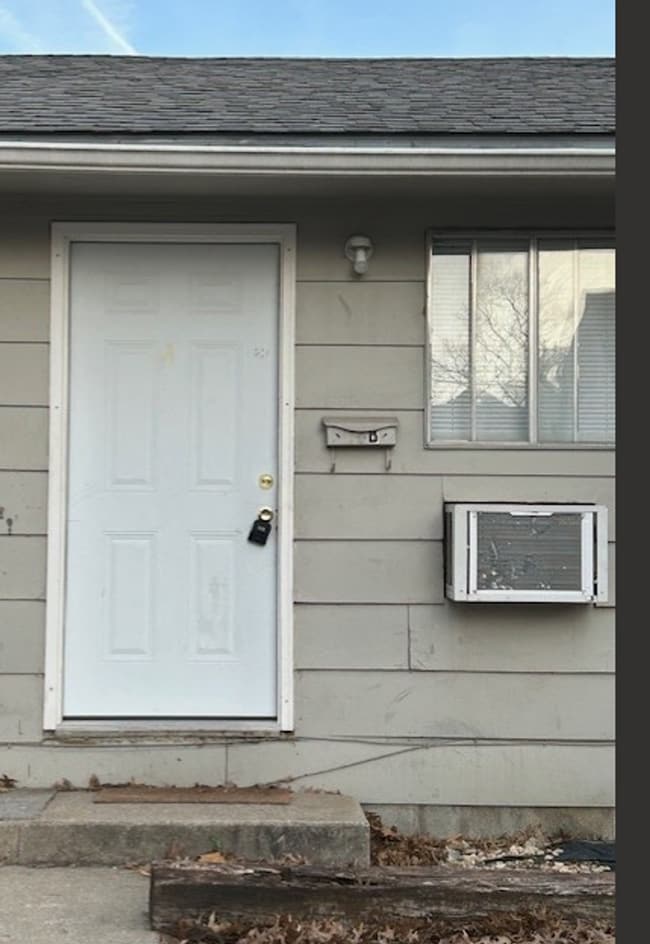 Building Photo - 208 W 1st St