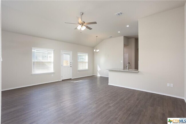 Foto del edificio - 1215 E Court St