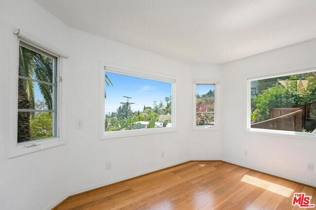 Foto del edificio - 2431 N Gower St