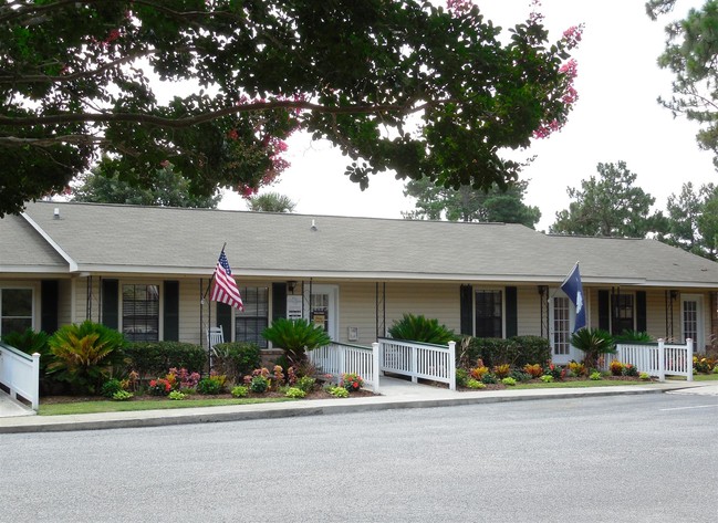 Foto del edificio - Pine Lakes Apartments