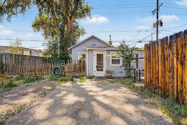 Building Photo - "Charming 1-Bed 1 bath in Englewood – Cozy 400 Sq Ft Living!"