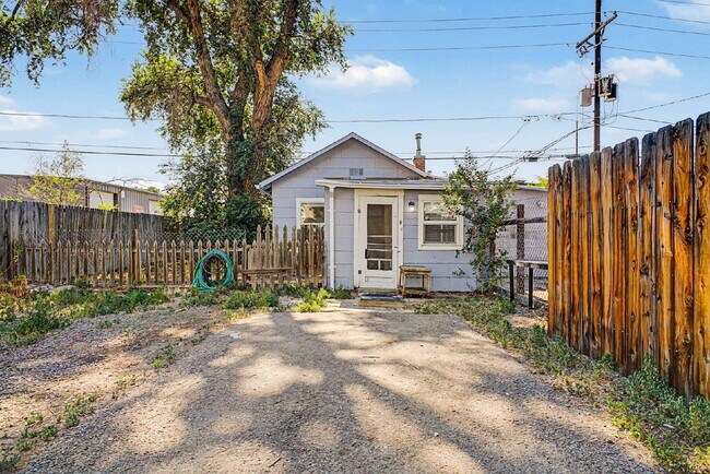 Foto del edificio - "Charming 1-Bed 1 bath in Englewood – Cozy 400 Sq Ft Living!"