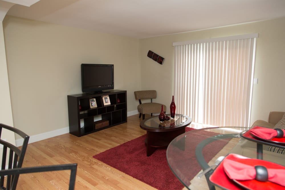 model living room picture - 423 Village Rd