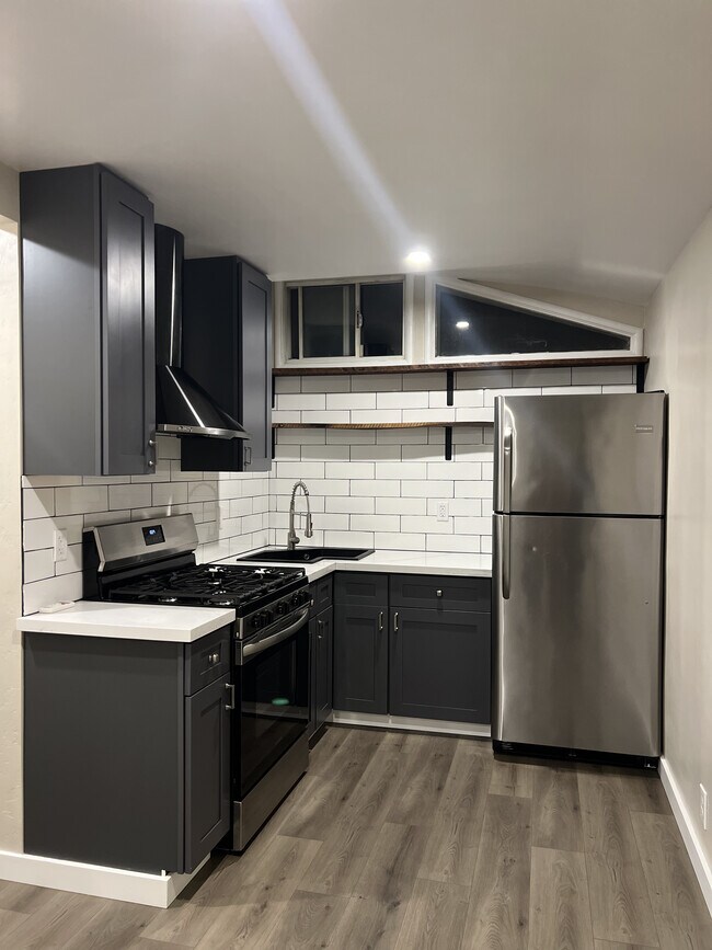 Foto del edificio - 225 N Cloverdale Blvd