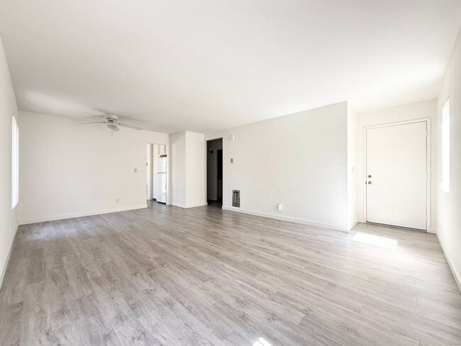 Building Photo - Large Lower Unit w/ Fenced Backyard!
