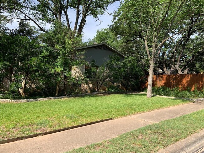 Foto del edificio - 4610 White Elm Dr