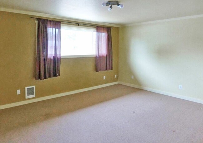 Building Photo - Lovely and Perfectly Located 2 Bedroom!