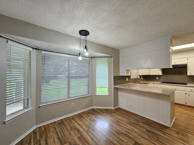 Foto del edificio - RENT REDUCTION - RENT SPECIAL & AVAILABLE FOR MOVE-IN!