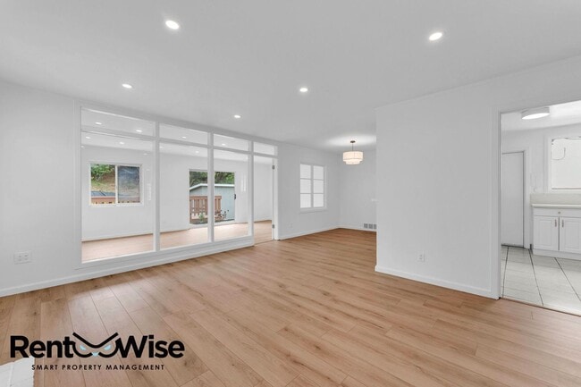Building Photo - 110 Cuesta Dr