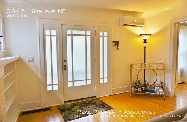 Building Photo - Renovated Craftsman with all the Charm!
