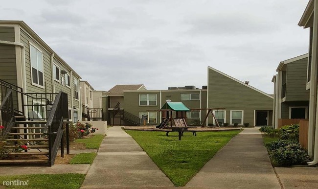 Building Photo - 8000 Creekbend Dr