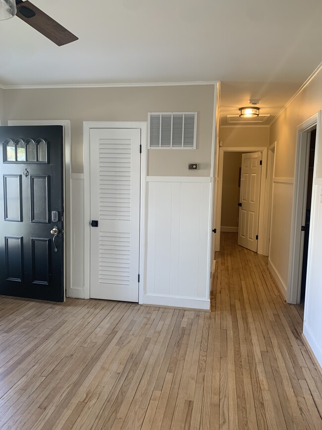 Puerta principal y pasillo - 1 Bunche St