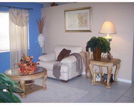 Sala de estar - 3694 Miramontes Cir