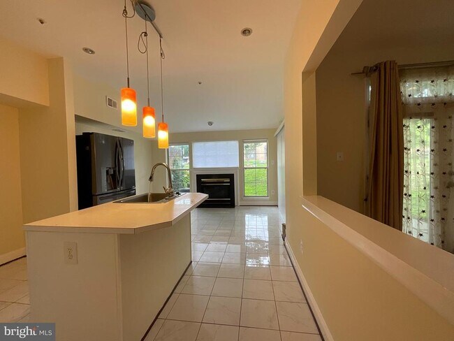 Building Photo - 9401 Royal Bonnet Terrace