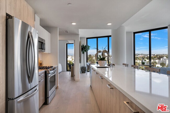 Building Photo - 2801 Sunset Pl