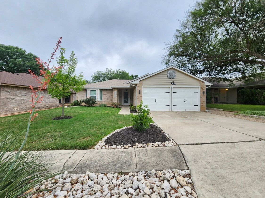 11203 Forest Crown, Live Oak, TX 78233 Room for Rent in Live Oak, TX