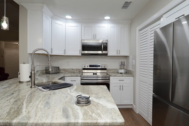 Foto del edificio - 8613 Mallard Reserve Dr