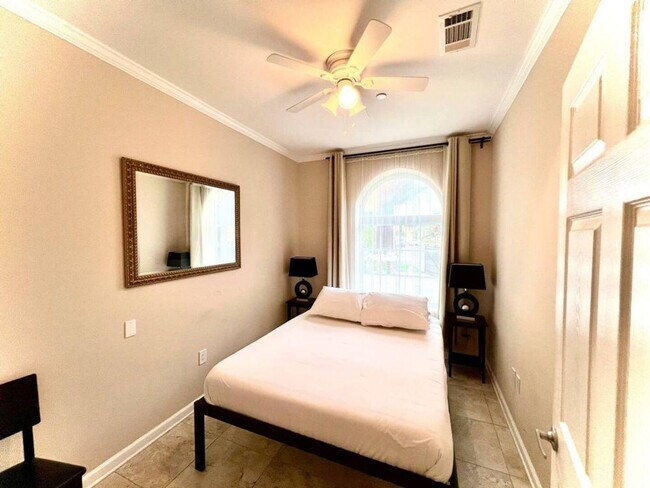 Foto del edificio - 1040 St Charles Ave