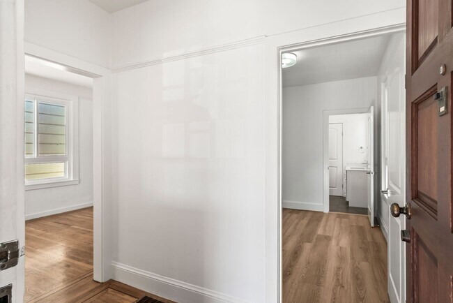 Foto del edificio - Remodeled 4Bd/2.5Ba Single-Family Home in ...