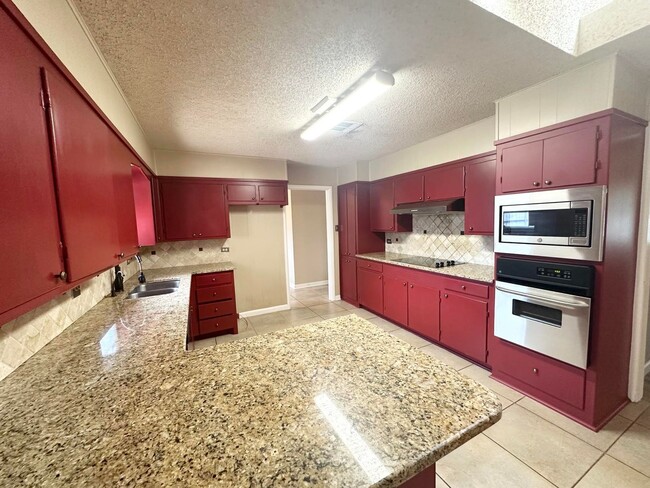 Building Photo - 3 Bed 2 Bathroom For Rent