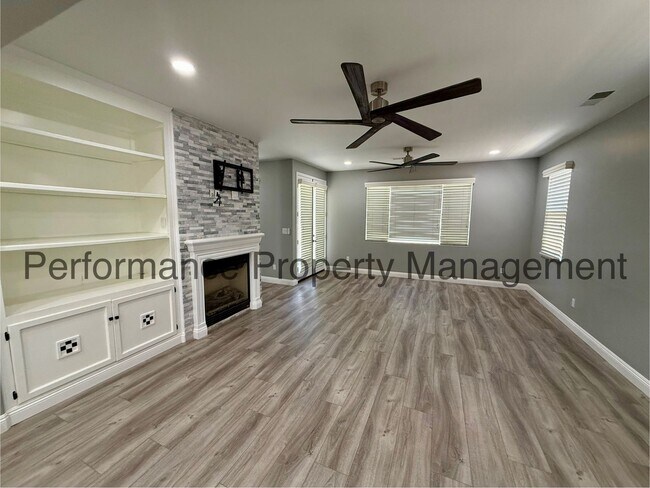 Foto del edificio - Stunning 4 Bed/3 Bath NW Bakersfield Home w/ Pool, RBP & Security Deposit Alternative Option