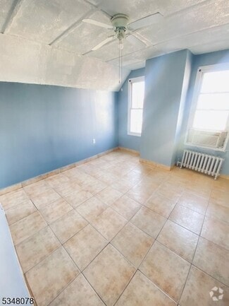 Building Photo - 162 Catherine St