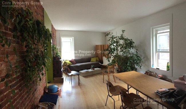 Foto del edificio - THREE BEDROOM - TWO BATHROOM-  LARGE UNIT