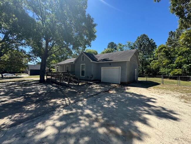 Foto del edificio - Cute 3 Bedroom Ranch with Large Yard