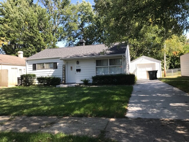 Foto del edificio - 4204 Woodvale Dr