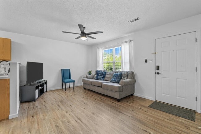 Sala de estar - 1132 Fielding Dr