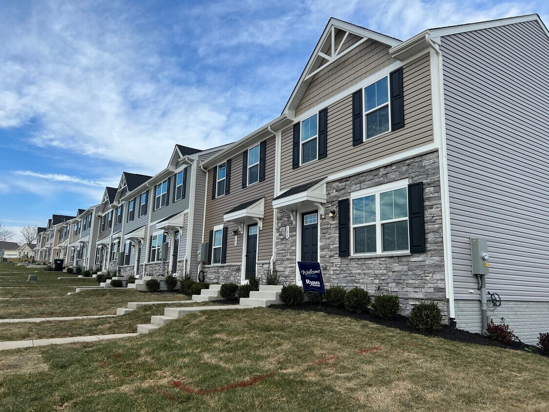 Building Photo - Ryan Built Newer Townhome End Unit