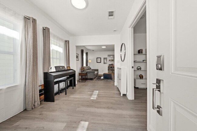 Foto del edificio - Welcome to your beautifully updated home!