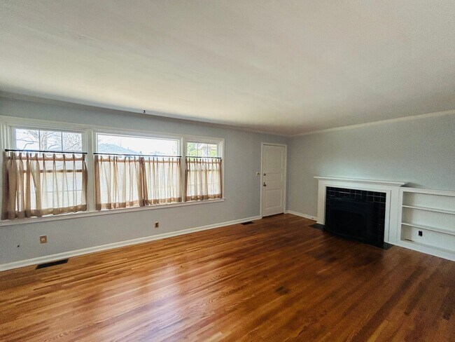 Building Photo - Absolutely gorgeous, remodeled home in beautiful location in Midtown Tulsa