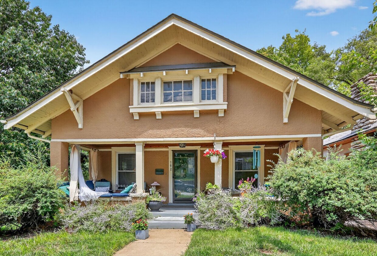 Foto principal - Great 3 Bedroom & 2 Full Baths In GREAT So...
