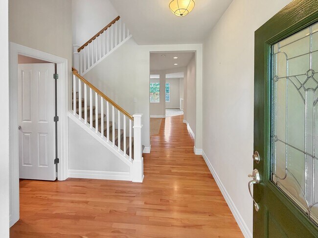 Foto del edificio - Charming Bothell 4BR Home w/ Bonus, Porch Swing & Private Backyard Awning