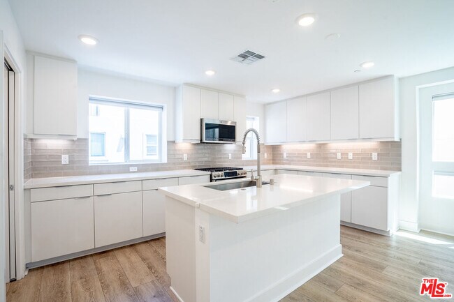 Building Photo - 5257 Bainbridge Pl