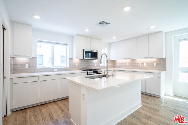 Foto del edificio - 5257 Bainbridge Pl