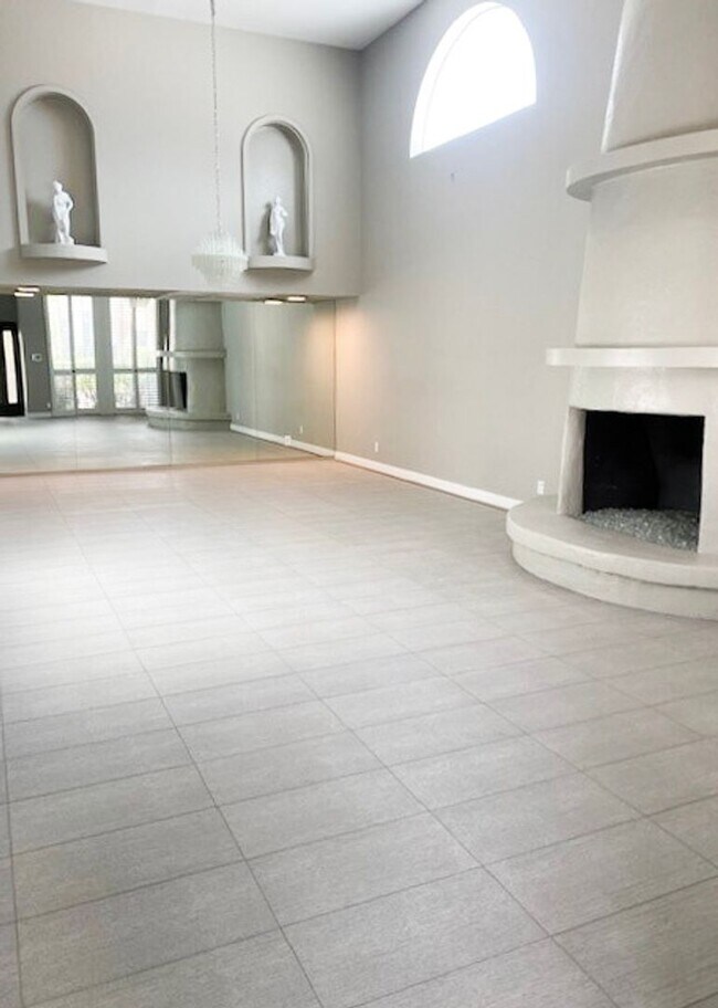Building Photo - GREAT 3 Bedroom 2.5 Bath in Paradise Valley!