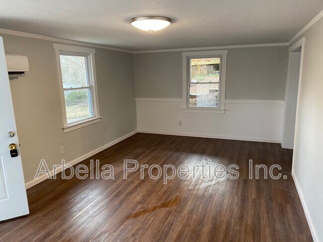 Building Photo - 2303 Abbott Dr