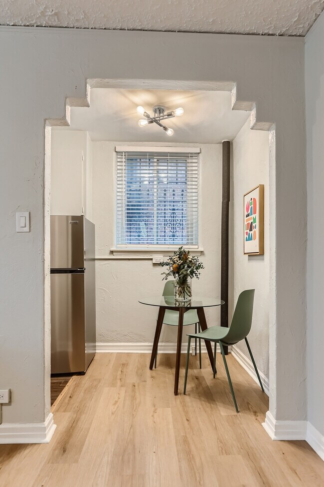 Foto del edificio - 1666 Detroit St