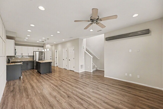 Foto del edificio - Modern 3BR Townhome with Attached 2-Car Garage & Resort-Style Community